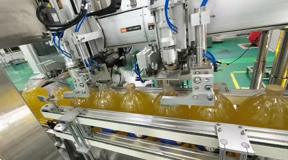 5L大桶食用油封盖难题怎么破？伺服跟踪式双头旋盖/压盖一体机